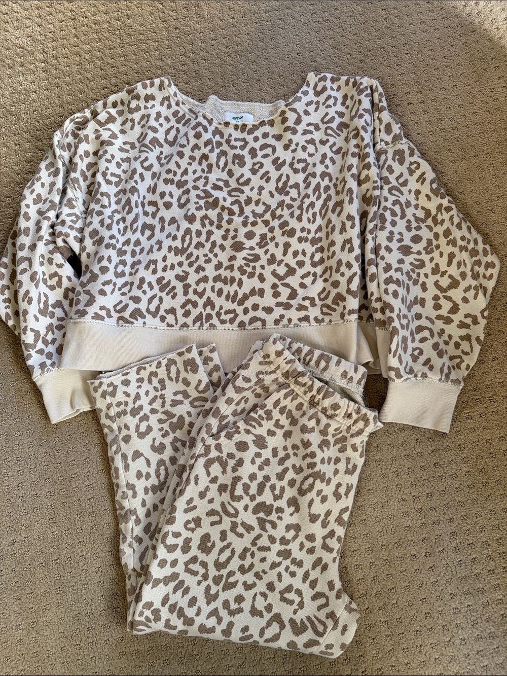 Arie leopard, print, sweatsuit, crewneck sweatshirt and cropped pants s / xs - Picture 1 of 5